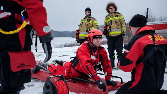 Ćwiczenia strażackie na zbiorniku w Skrzyszowie [zdjęcia]