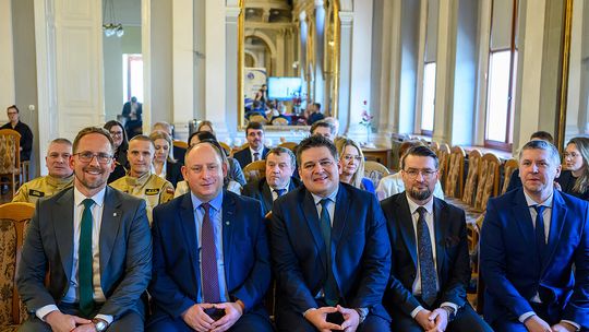 Uroczystość przyznania Złotego Krzyża Zasługi w Tarnowie oraz prezentacja sprzętu zakupionego w ramach  Programu Ochrony Ludności i Obrony Cywilnej [zdjęcia]