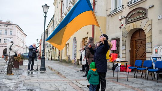 Ok. 30 osób wyraziło na Rynku wsparcie dla Ukrainy [zdjęcia]