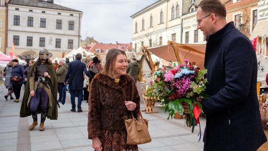 Prezydent Kwaśny i poseł Górnikiewicz rozdawali tulipany na tarnowskim rynku [zdjęcia]
