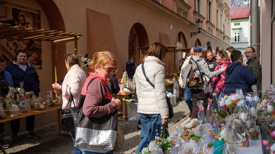 Rozpoczął się dwudniowy kiermasz rękodzieła wielkanocnego na ul. Piekarskiej w Tarnowie [zdjęcia]