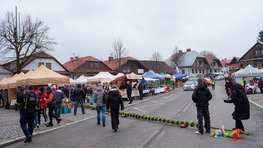 Gigantyczne palmy już rosną nad rynkiem. Trwa 67. Lipnicki Konkurs Palm Wielkanocnych [zdjęcia]