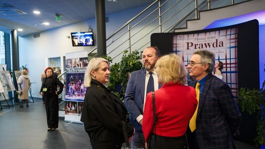 Owacje na stojąco po premierze „Prawdy”. Tarnowski Teatr uczcił Dzień Teatru błyskotliwą komedią kłamstw [zdjęcia]