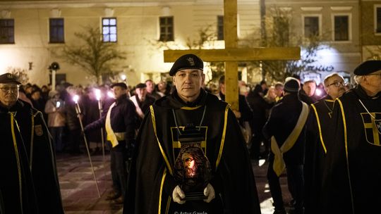 Droga Krzyżowa przyciągnęła setki tarnowian [zdjęcia]