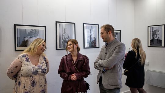 Kompleksy w obiektywie. Wernisaż wystawy Karoliny Hajdugi [zdjęcia]
