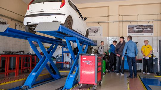 Ósmoklasiści zajrzeli do ZSME. Szkoła pokazała, jak uczy zawodu [zdjęcia]