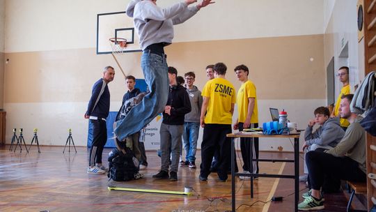 Ósmoklasiści zajrzeli do ZSME. Szkoła pokazała, jak uczy zawodu [zdjęcia]