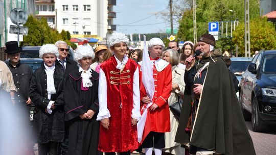 Biało-Czerwony korowód postaci historycznych w Dąbrowie Tarnowskiej [zdjęcia]