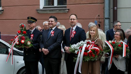 Święto Pracy – Uroczystości przy Tablicy Poległych Robotników i odsłonięcie pamiątkowej tablicy na Cmentarzu Starym [zdjęcia]