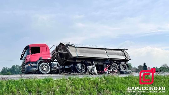 Poważny wypadek dwóch ciężarówek na DW 768 [zdjęcia]