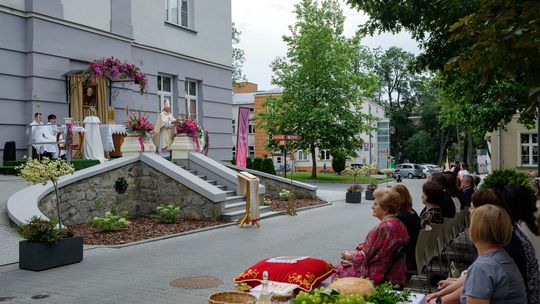 Msza polowa na dziedzińcu Szpitala im. E. Szczeklika z okazji 190-lecia [zdjęcia]