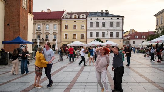 Letni wieczór taneczny na tarnowskim Rynku [zdjęcia]