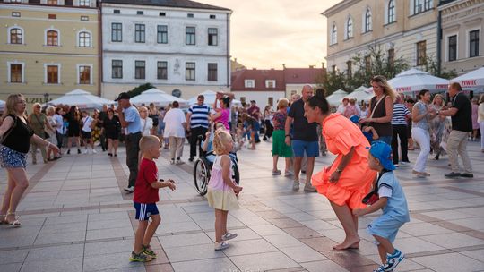 Była muzyka i wspólna zabawa. Tarnowianie zatańczyli na Rynku [zdjęcia]