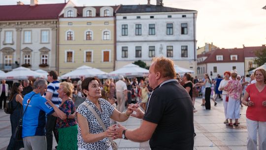 Była muzyka i wspólna zabawa. Tarnowianie zatańczyli na Rynku [zdjęcia]