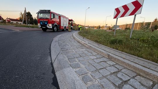 BMW dachowało w polu kukurydzy w Dąbrowie Tarnowskiej. Dwóch mężczyzn trafiło do szpitala [zdjęcia]