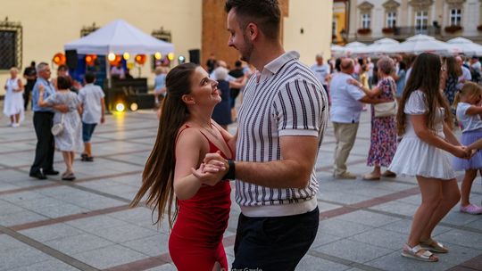 Letnie Spotkania Taneczne na Rynku. Mieszkańcy tańczyli w niedzielę 16 sierpnia [zdjęcia]