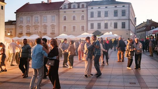 Letnie Spotkania Taneczne pod ratuszem także we wrześniu [zdjęcia]