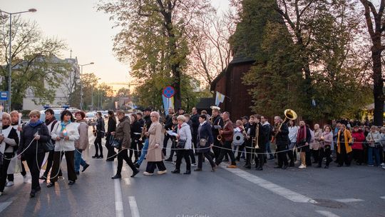 „Odmawiajcie codziennie różaniec”. Wierni przeszli przez Tarnów [zdjęcia]